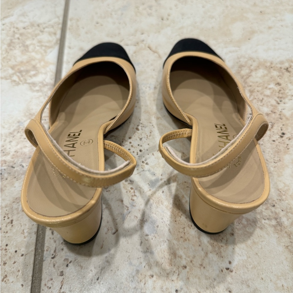 CHANEL Cream and Black Two-Tone Slingback Heels - Picture 2 of 9